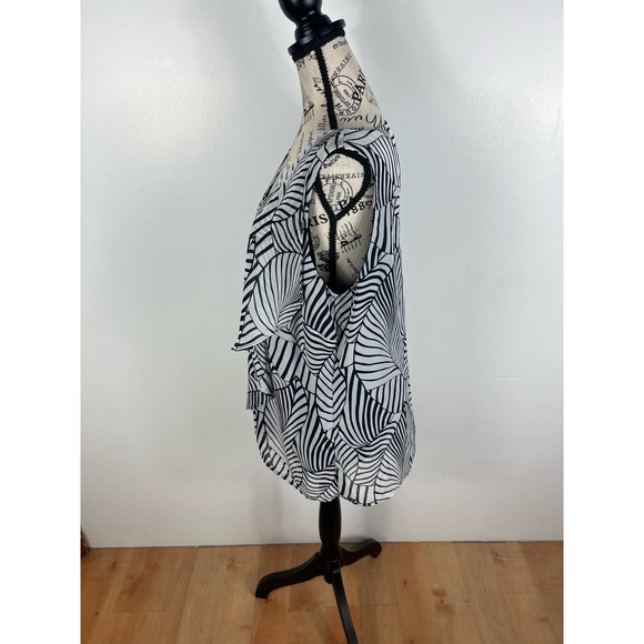 Ab Studios zebra floral print sleeveless blouse with back cutout - Picture 9 of 9